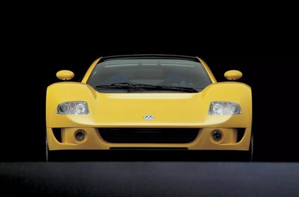 Суперавтомобил на Volkswagen? Сериозно ли? Така реагира пресата през 1997 г. за автомобил със средно разположен двигател. Медиите и специалистите са искрено изненадани и озадачени от прессъобщенията, защото по това време Volkswagen все още не е имал време да завие към премиум сегмента. Седанът Phaeton и кросоувърът Touareg дори не са на хоризонта - пускането им е пет години по-късно.
Но по искане на тогавашния главен изпълнителен директор на Volkswagen Group - Фердинанд Пиех, Джорджето Джуджаро и екипът на Italdesign получават задача да проектират спортен автомобил на Volkswagen. Друга причина е да се докаже на света, че Volkswagen Group може да създаде суперавтомобил.